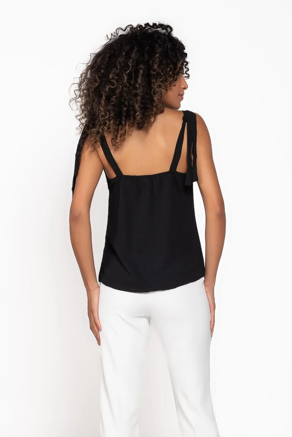Blusa com alca amarracao e botoes