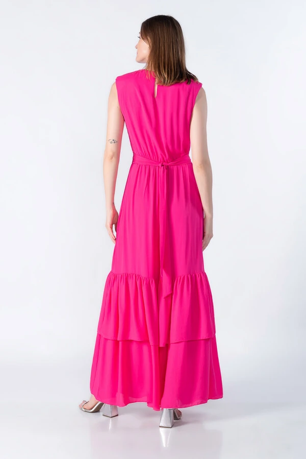 Vestido longo com ombreira e babado