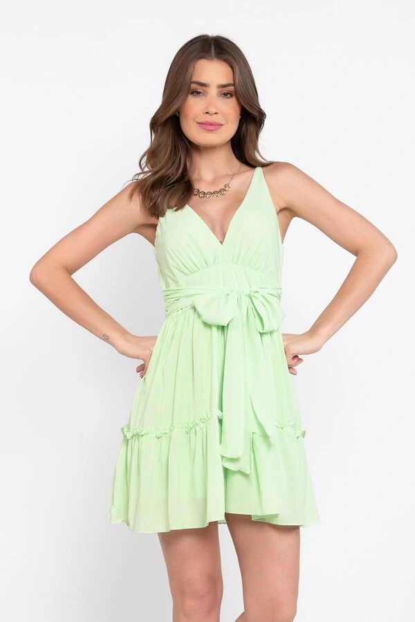 Vestido curto com babados e faixa embutida