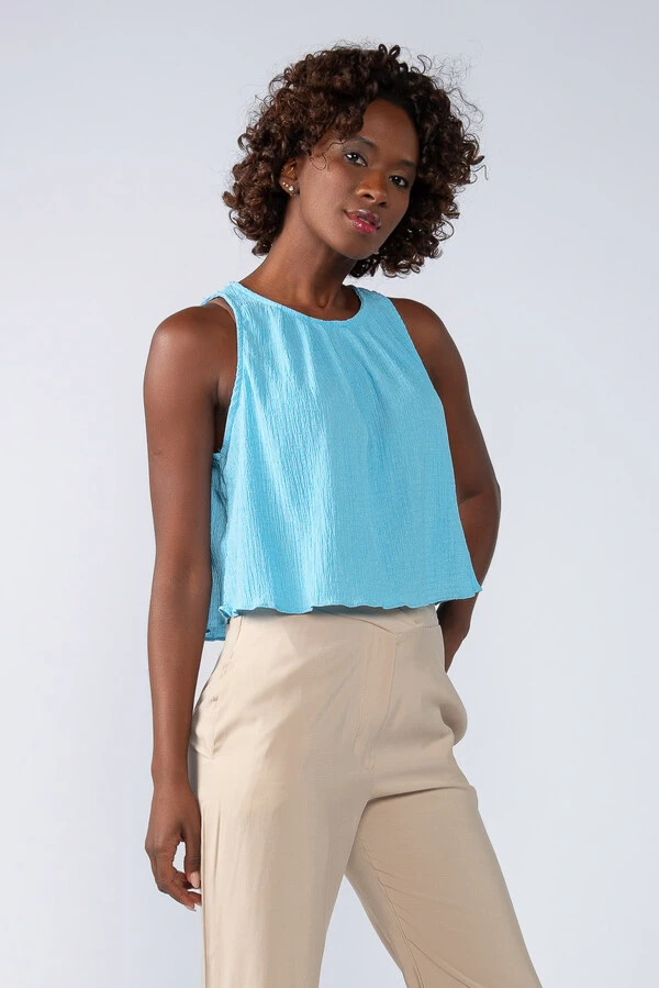 Blusa cropped em crepe texturizado
