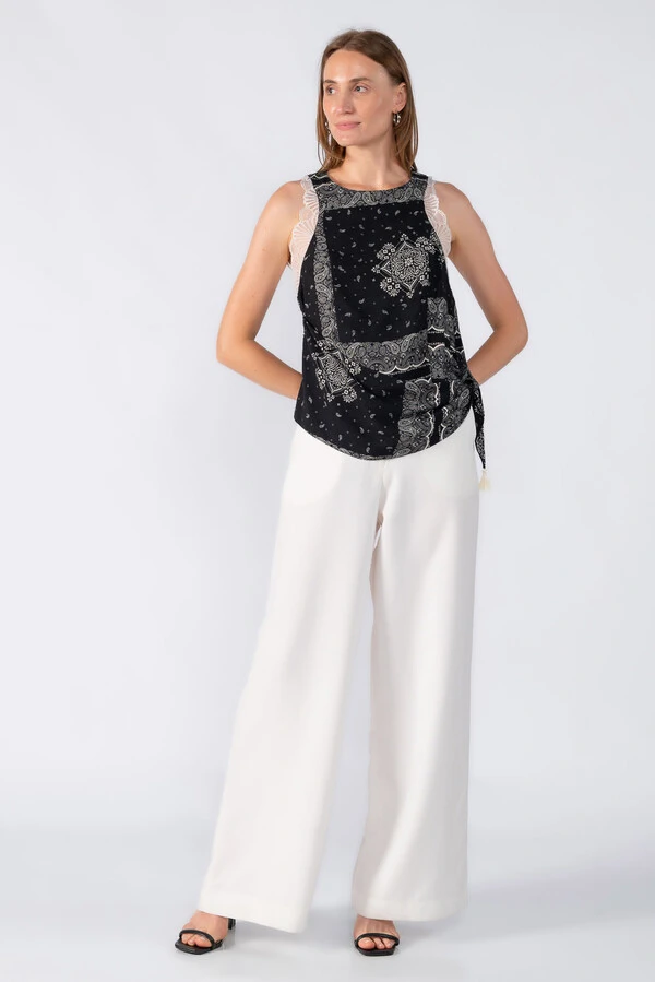Blusa estampada com detalhe na cintura