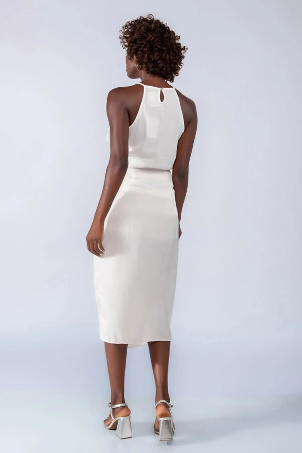 Saia midi acetinada com fivela acrilica
