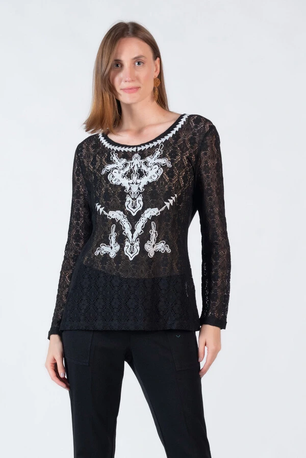 Blusa renda guippir com botoes