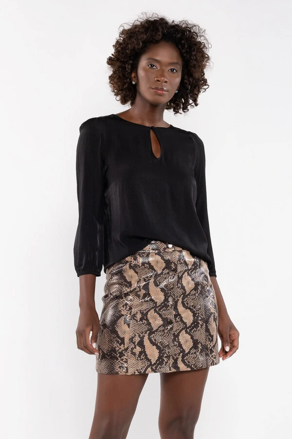 Blusa em viscose manga bufante detalhe botao