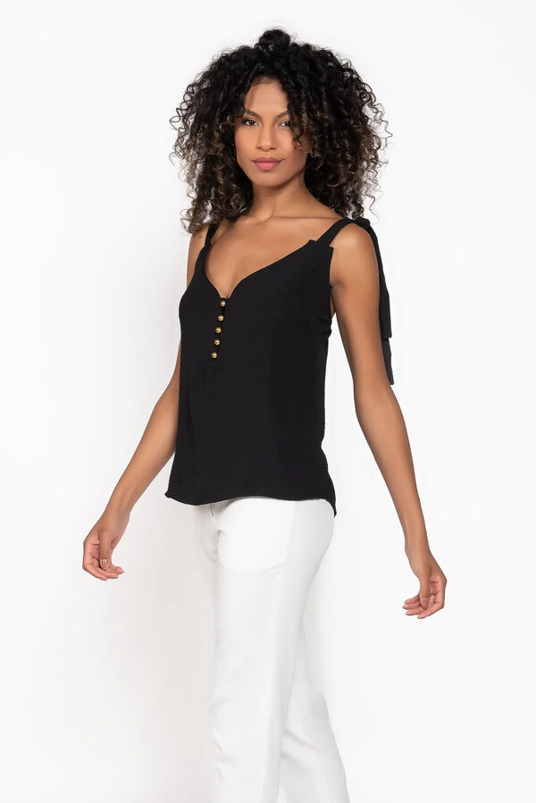 Blusa com alca amarracao e botoes