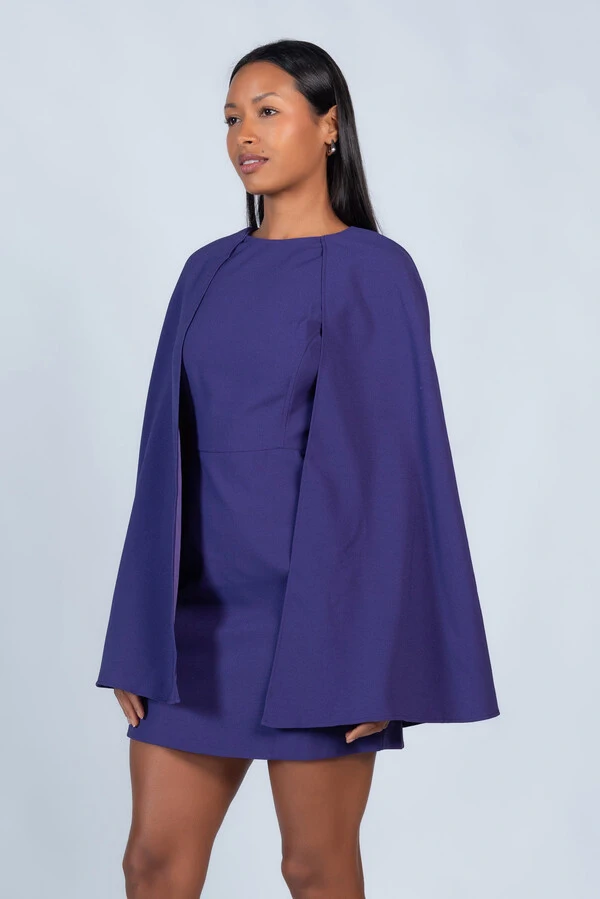Vestido curto com capa