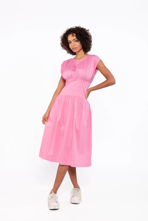 Vestido midi em algodao com pregas acinturado