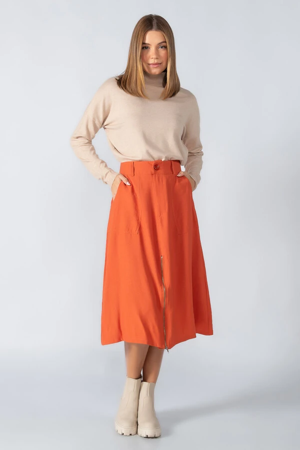 Saia midi em viscose com bolsos e ziper frontal