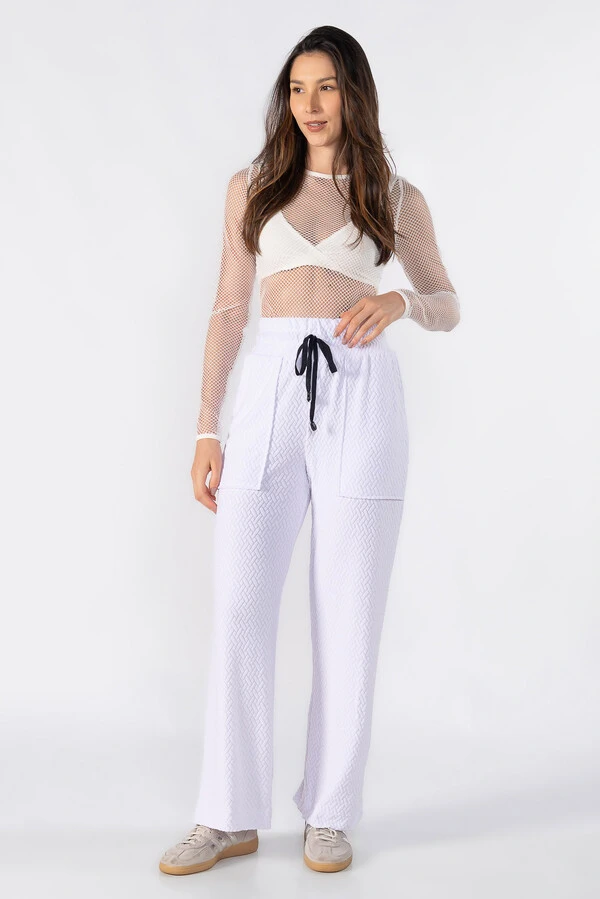 Calça pantalona texturizada com bolsos