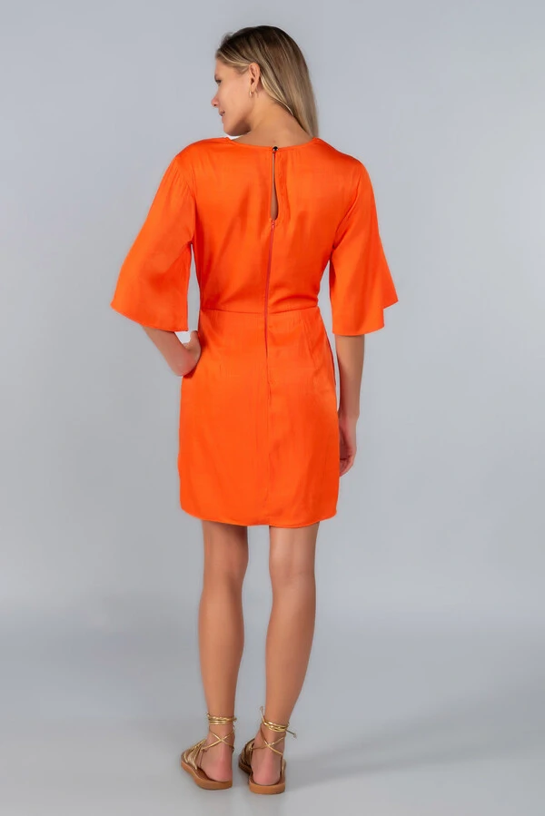 Vestido curto acetinado tranpasse manga sino