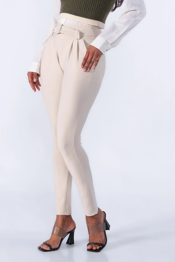 Calça cenoura pregas bolso