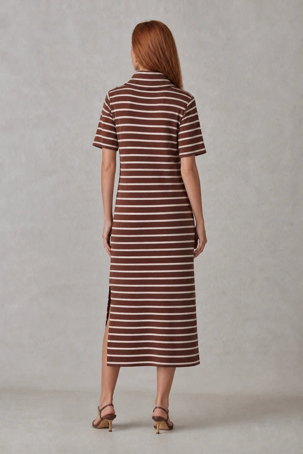 Vestido midi listrado com gola solta