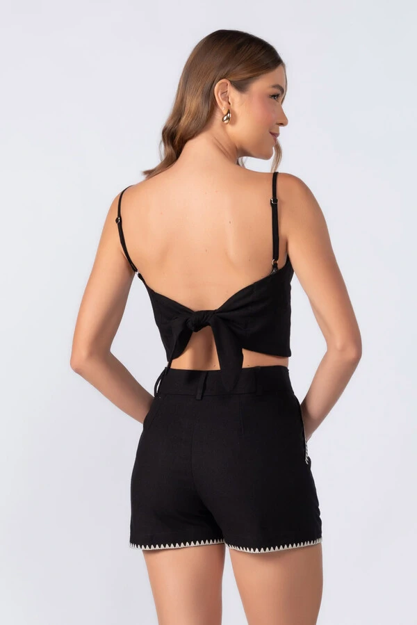 Cropped em linho com bordado