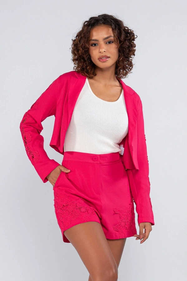 Shorts em crepe detalhe guippir