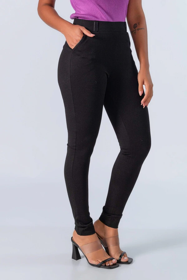 Calca skinny em viscose com bolso