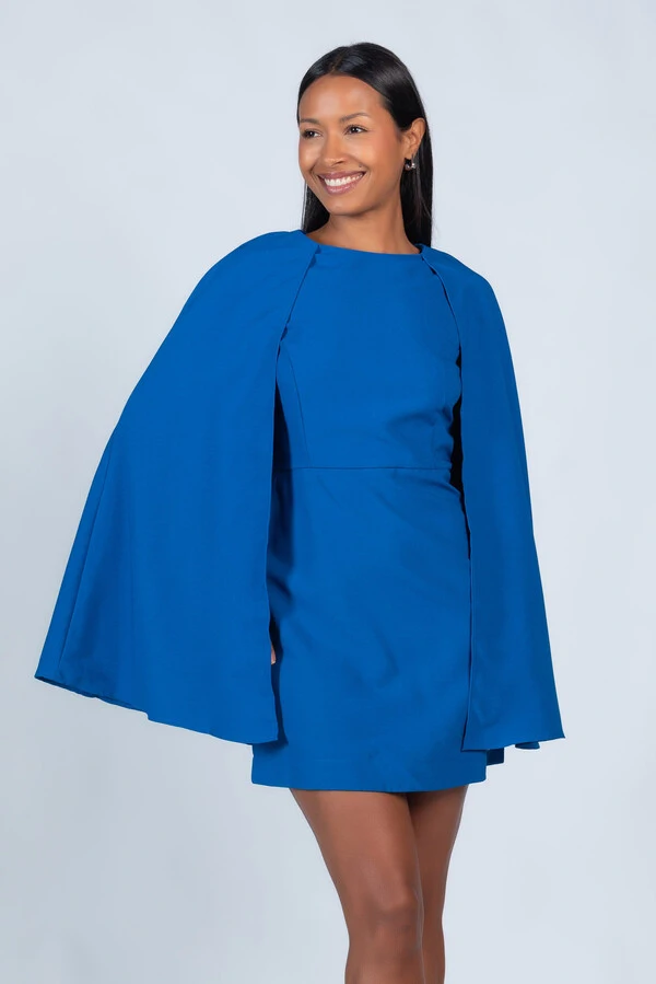 Vestido curto com capa