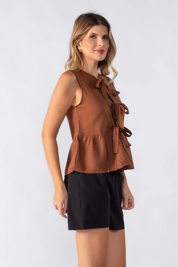 Blusa com lacos frontais