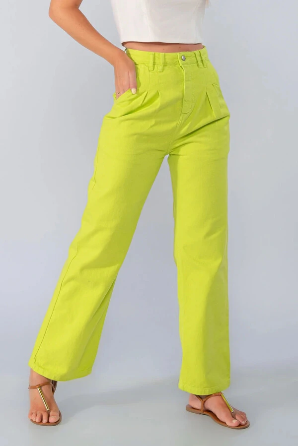 Calca jeans pantalona color com pinca