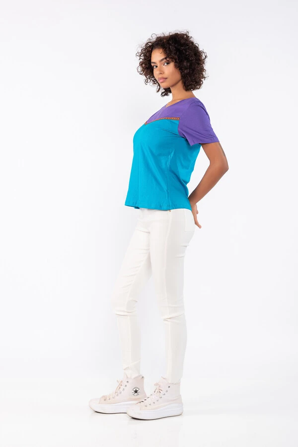 Tshirt bicolor basica com detalhe etnico