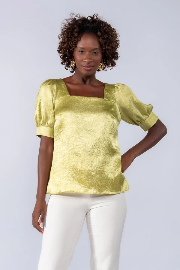 Blusa acetinada decote quadrado