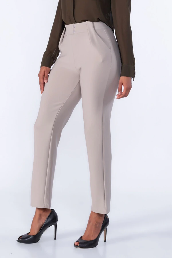 Calça com pregas frontais