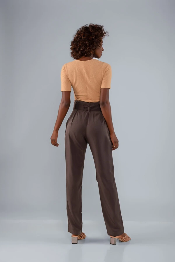 Blusa texturizada curta decote v