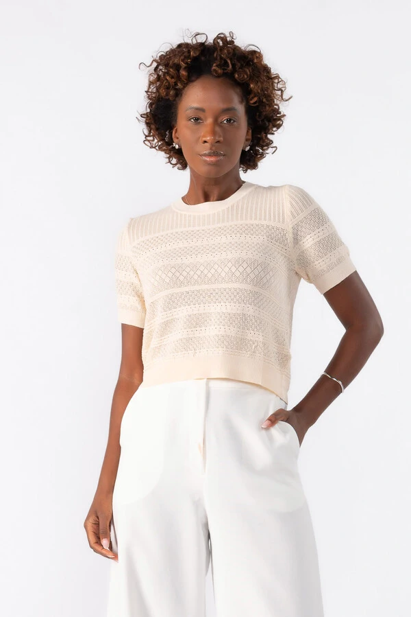 Blusa curta de tricot trabalhado
