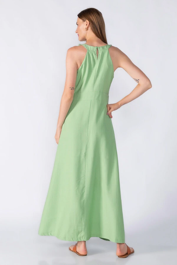 Vestido longo com detalhe no decote