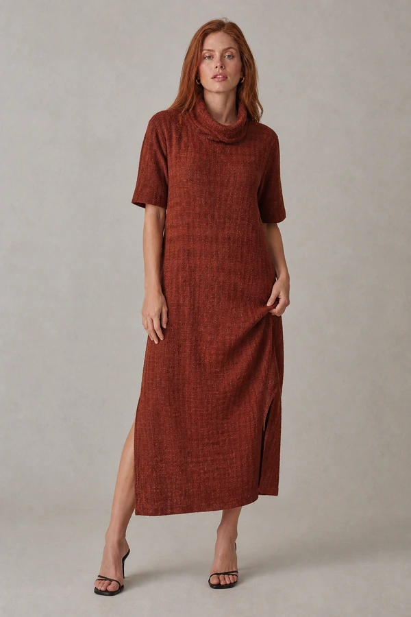 Vestido midi com gola solta