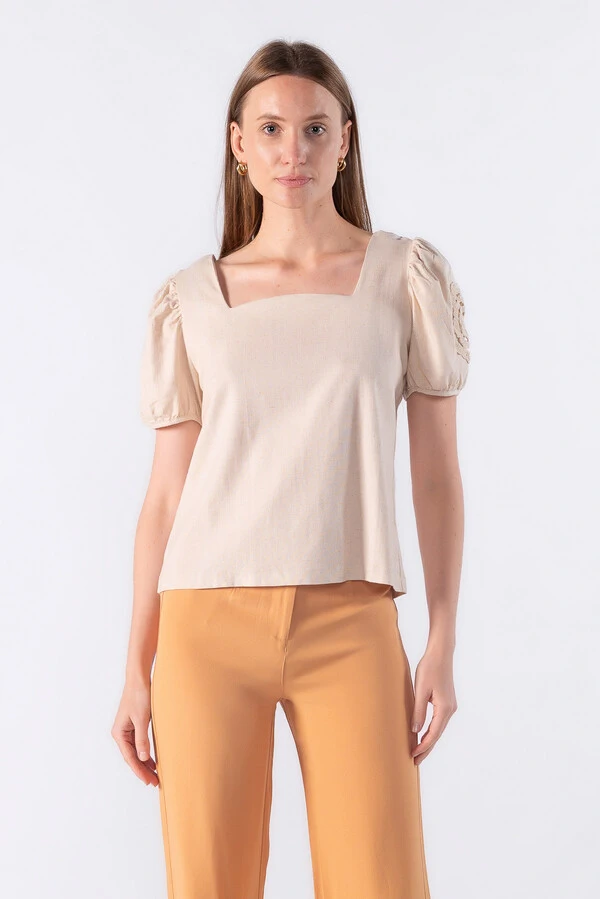Blusa decote quadrado e aplicacao na manga