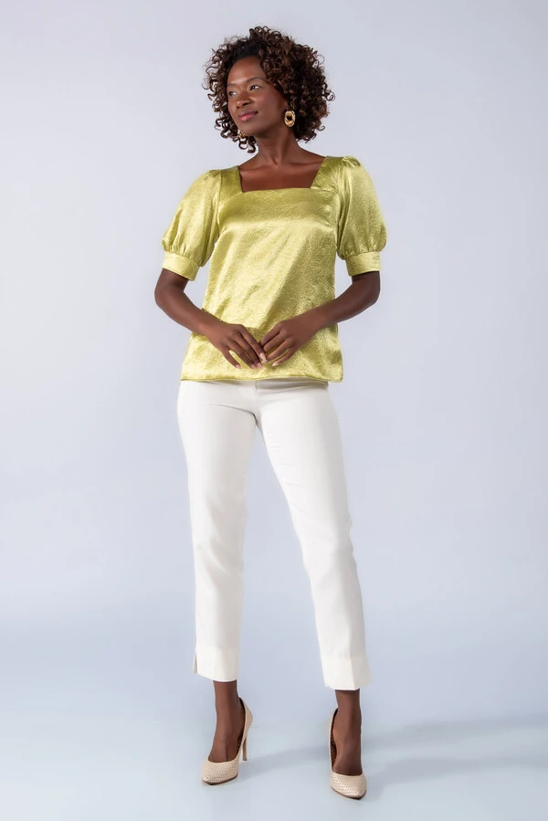 Blusa acetinada decote quadrado