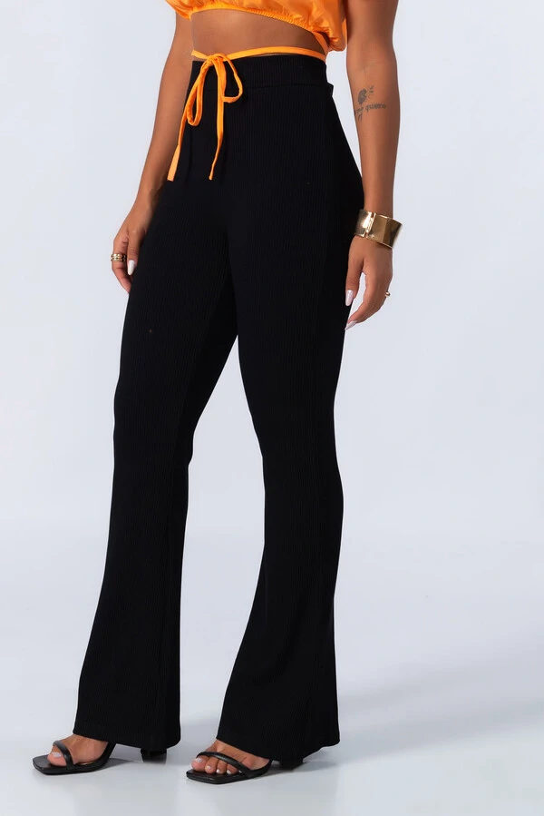 Calca flare em viscose canelada