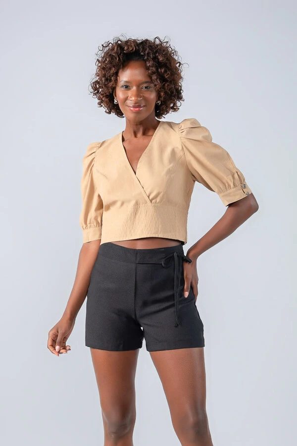 Shorts em crepe com amarracao lateral