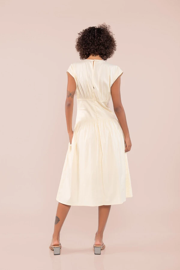 Vestido midi em algodao com pregas acinturado