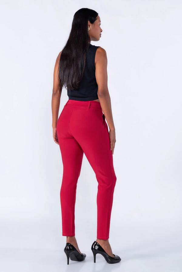 Calça cenoura pregas bolso