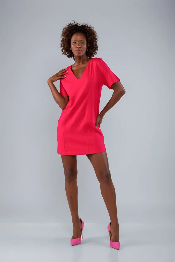 Vestido curto em viscolinho decote v manga curta