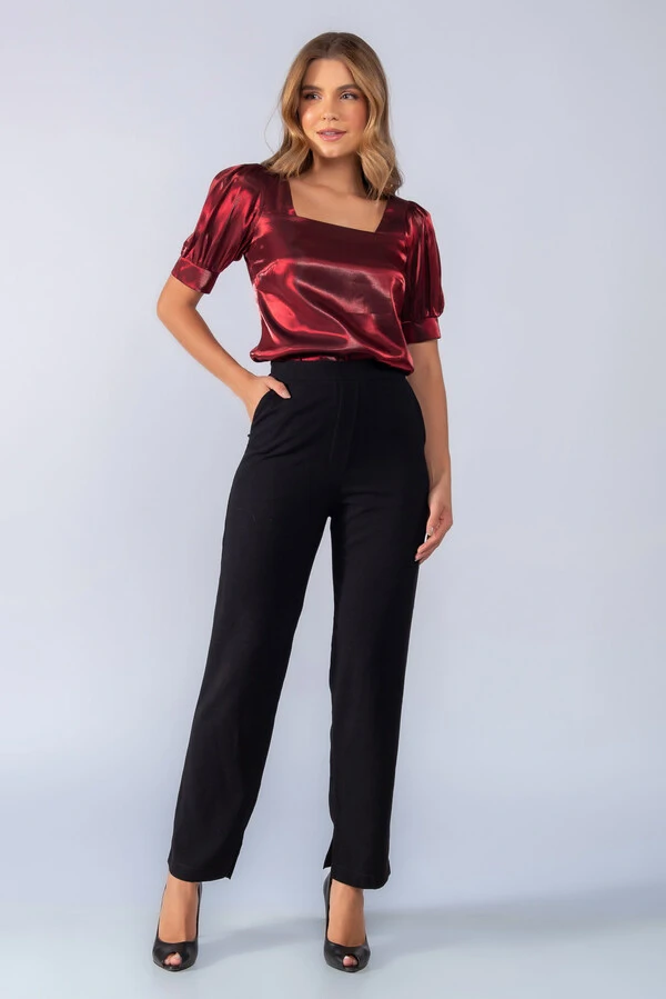 Blusa acetinada decote quadrado