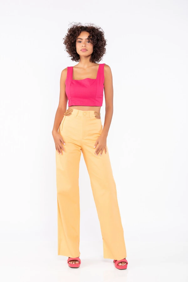 Calca sarja wide leg recorte e corrente no cos