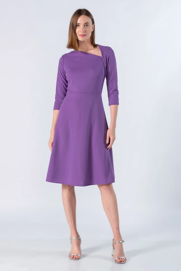 Vestido midi decote moderno