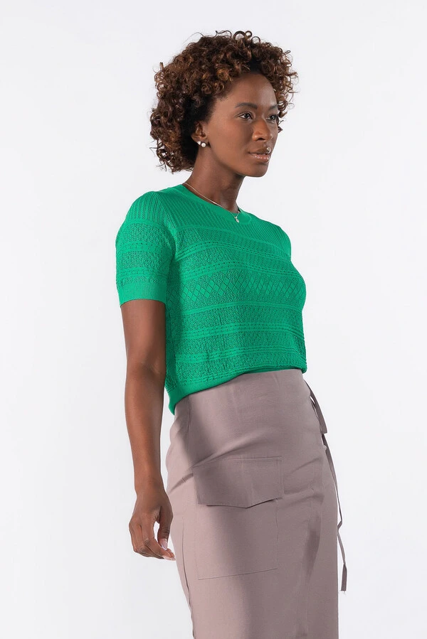 Blusa curta de tricot trabalhado