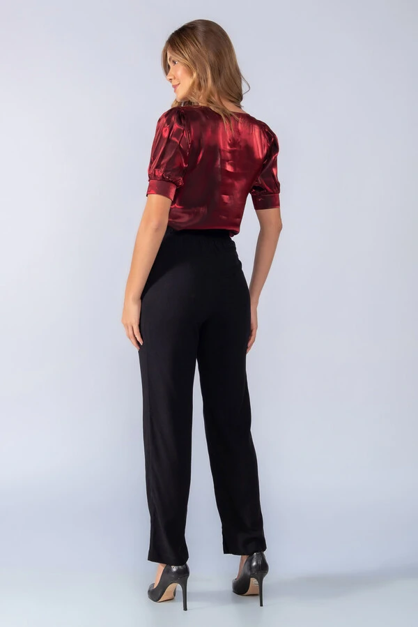 Blusa acetinada decote quadrado