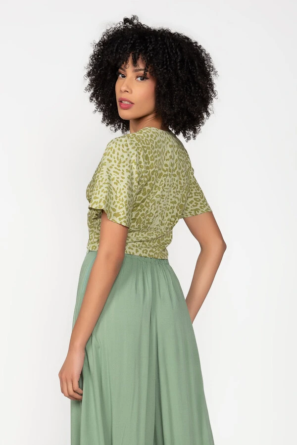 Cropped em viscose animal print