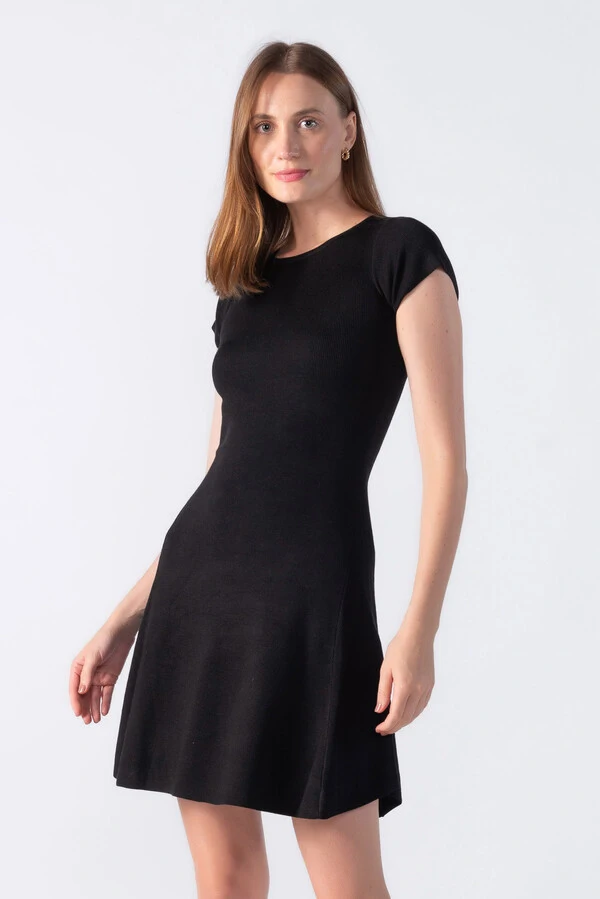 Vestido modelado com manga curta