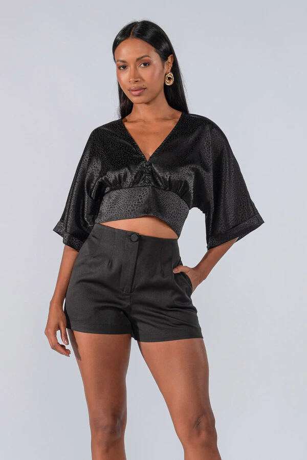 Blusa cropped gola v acetinada