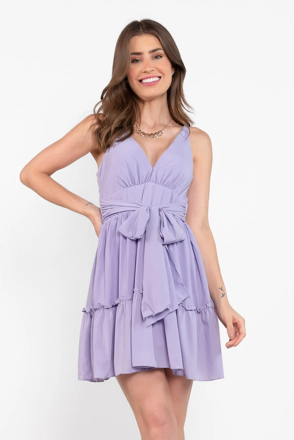 Vestido curto com babados e faixa embutida