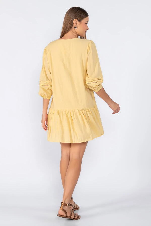 Vestido com manga bufante com detalhes