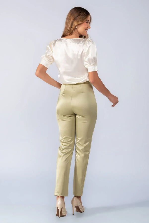 Blusa acetinada decote quadrado