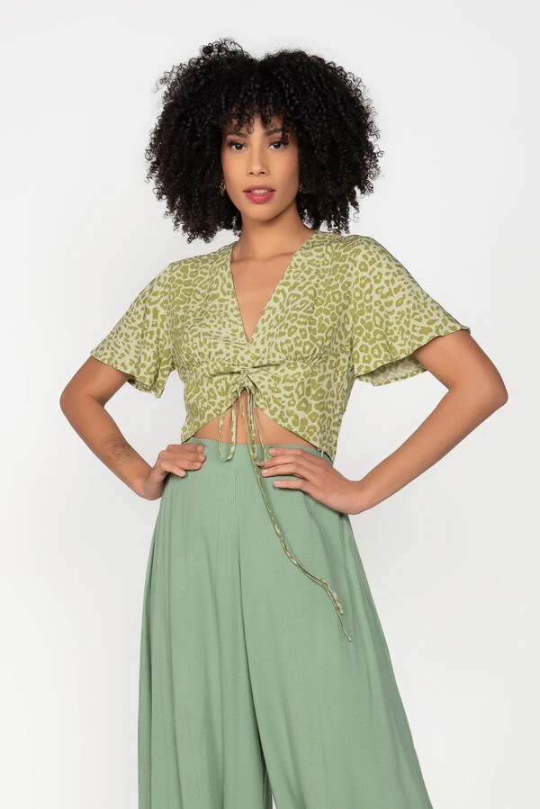 Cropped em viscose animal print