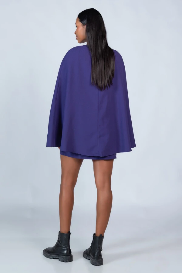 Vestido curto com capa