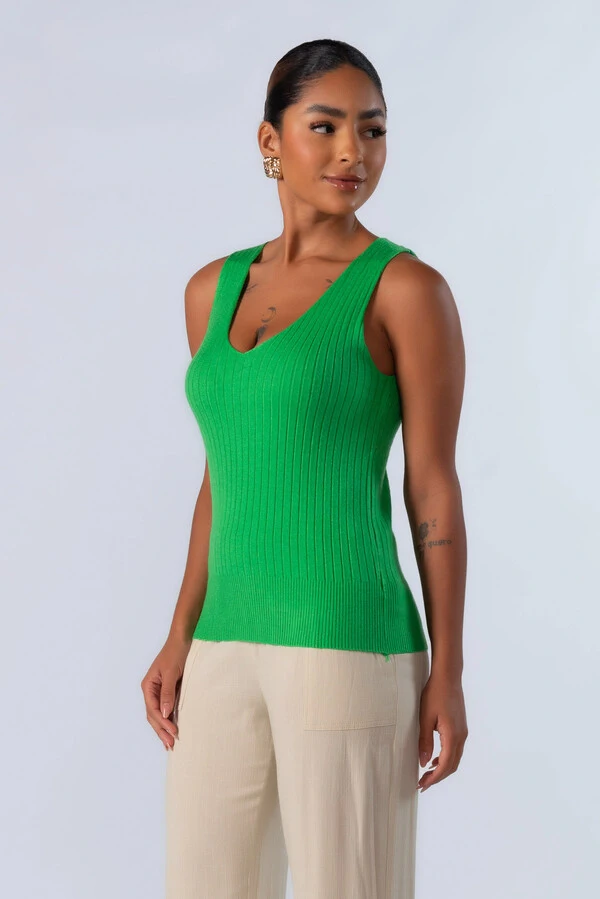 Blusa regata canelada decote em v